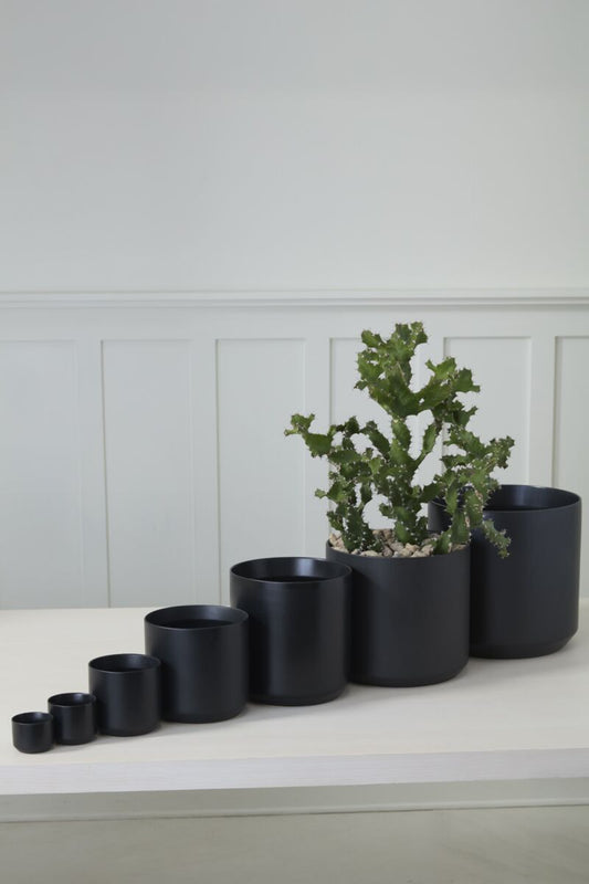 Kendall Black Ceramic Pot
